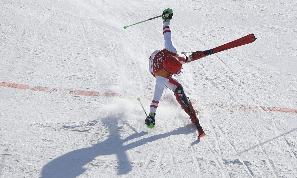 Dennoch überholte der Salzburger den Franzosen Alexis Pinturault, der nach der Abfahrt noch vor ihm gelegen war. "Ich bin stolz auf eine wahnsinnig gute Abfahrt und ziemlich viel Coolness im Slalom", sagte Hirscher.