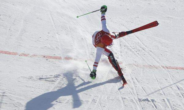 Dennoch überholte der Salzburger den Franzosen Alexis Pinturault, der nach der Abfahrt noch vor ihm gelegen war. "Ich bin stolz auf eine wahnsinnig gute Abfahrt und ziemlich viel Coolness im Slalom", sagte Hirscher.
