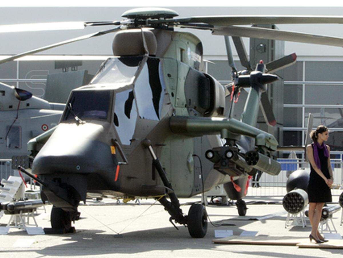 Eurocopter stellt auch reine Militärhubschrauber her, etwa den "Tiger". In Paris war die Variante "HAP", was für "Helicopter for Close Protection" steht. Hier wartet er noch auf seinen Einsatz.....