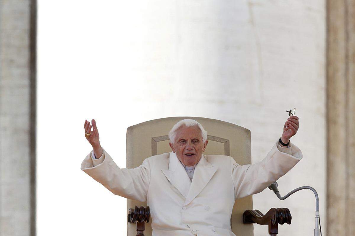 Einmal noch winken, einmal noch segnen. Auch wenn Papst Benedikt XVI. es einen ganz normalen Arbeitstag nennt, es geschieht nicht alle Tage, dass ein Papst zurücktritt; zuletzt vor mehr als siebenhundert Jahren.Im Bild: Papst Benedikt XVI. bei der letzten Generalaudienz auf dem Petersplatz am Mittwoch.