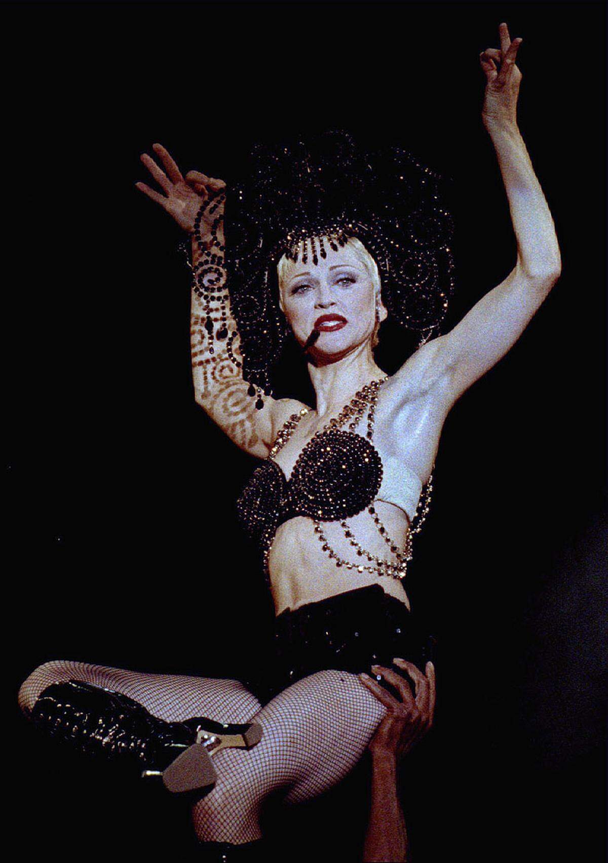 1993, das Showgirl wie es leibt und lebt.