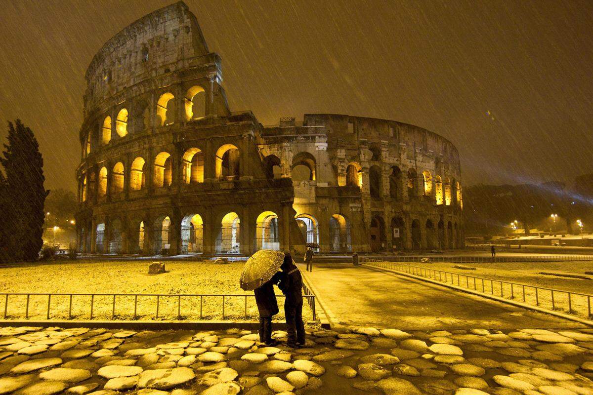 10. Februar, Rom, Italien. Schneechaos in Italiens Hauptstadt, Winteridylle vor dem Kolosseum.