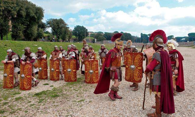 Die Traditionsgruppe Römische Soldaten im Circus Maximus in Rom. (Symbolbild)