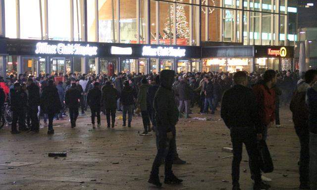 Zahlreiche Menschen am 31.12.2015 in Köln auf dem Vorplatz des Hauptbahnhofs. In der Silvesternacht waren am Kölner Hauptbahnhof Frauen sexuell belästigt und augeraubt worden. 