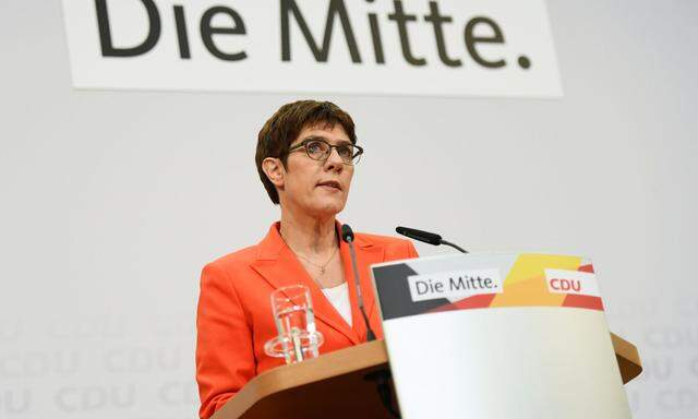 CDU-Chefin Annegret Kramp-Karrenbauer kämpft gegen den fortschreitenden Autoritätsverlust an.