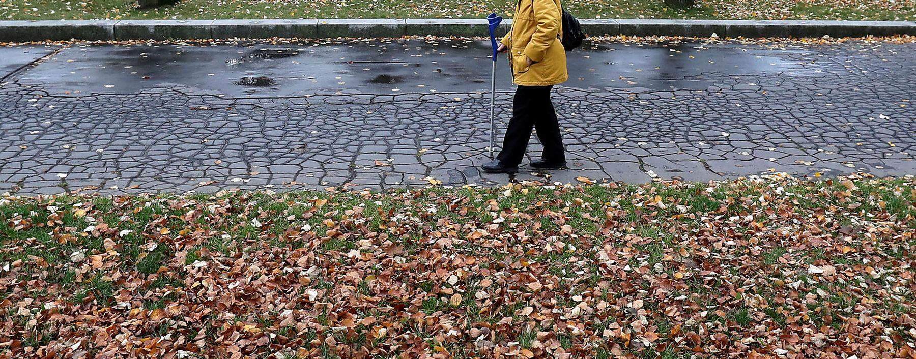 Archivbild: Eine Frau in einem Prager Park