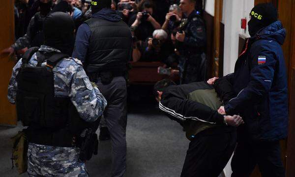 Einer der Verdächtigen nach dem Terrorangriff in Moskau, der am Montag einem Gericht vorgeführt wurde. 