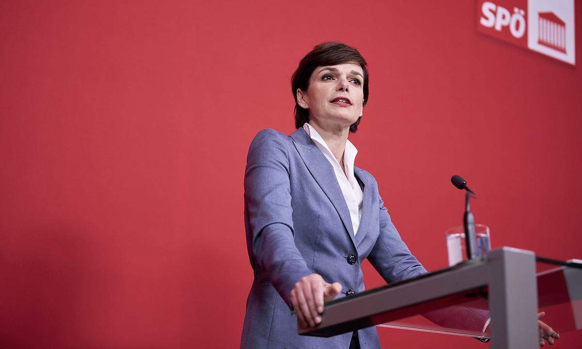 Seither ist viel geschehen - unter anderem stürzte die SPÖ bei der Nationalratswahl 2019 auf einen historischen Tiefstand ab. Nun stellt Rendi-Wagner, keine eineinhalb Jahre nach ihrem Amtsantritt als SPÖ-Chefin, der Basis die Vertrauensfrage.