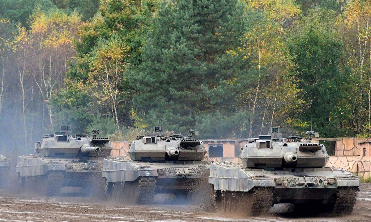 Leopard-Panzer in einem Trainingsgelände in Münster, Norddeutschland.