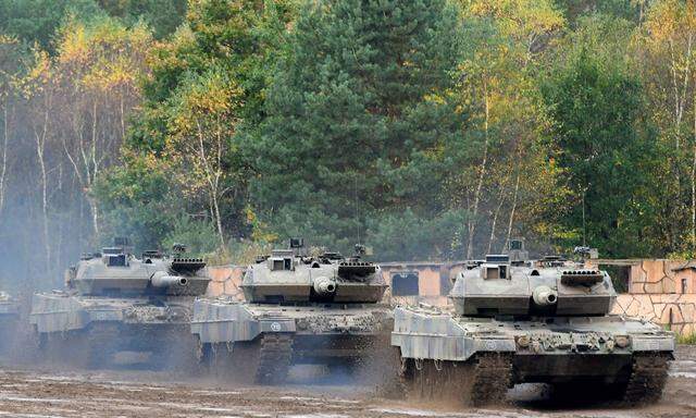Leopard-Panzer in einem Trainingsgelände in Münster, Norddeutschland.