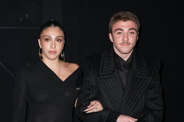 Madonnas Kinder Lourdes Maria Ciccone Leon und Rocco John Ritchie bei Saint Laurent. 