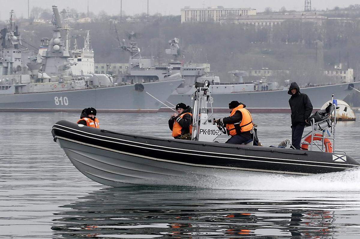 Russisches Patrouillenboot bei Sewastopol, im Hintergrund die beiden Zerstörer "Kerch" und "Smetlivyy".