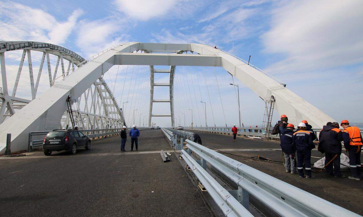 Nach der feierlichen Eröffnung soll die Brücke noch diese Woche für den Autoverkehr freigegeben werden. Mit 19 Kilometern ist sie die längste Brücke Europas.