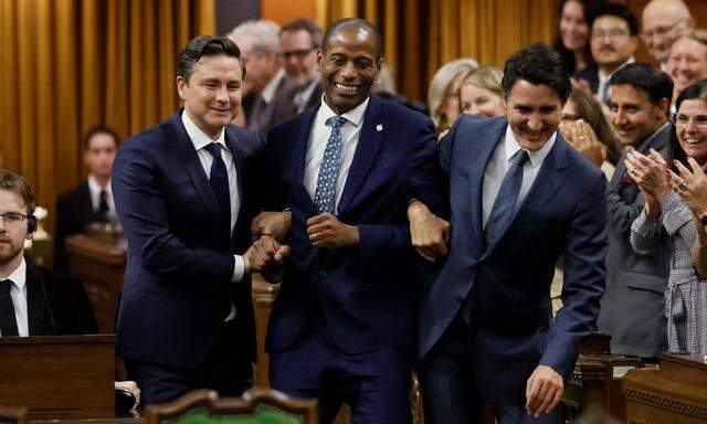 Links und rechts führen Justin Trudeau und Pierre Poilievre.