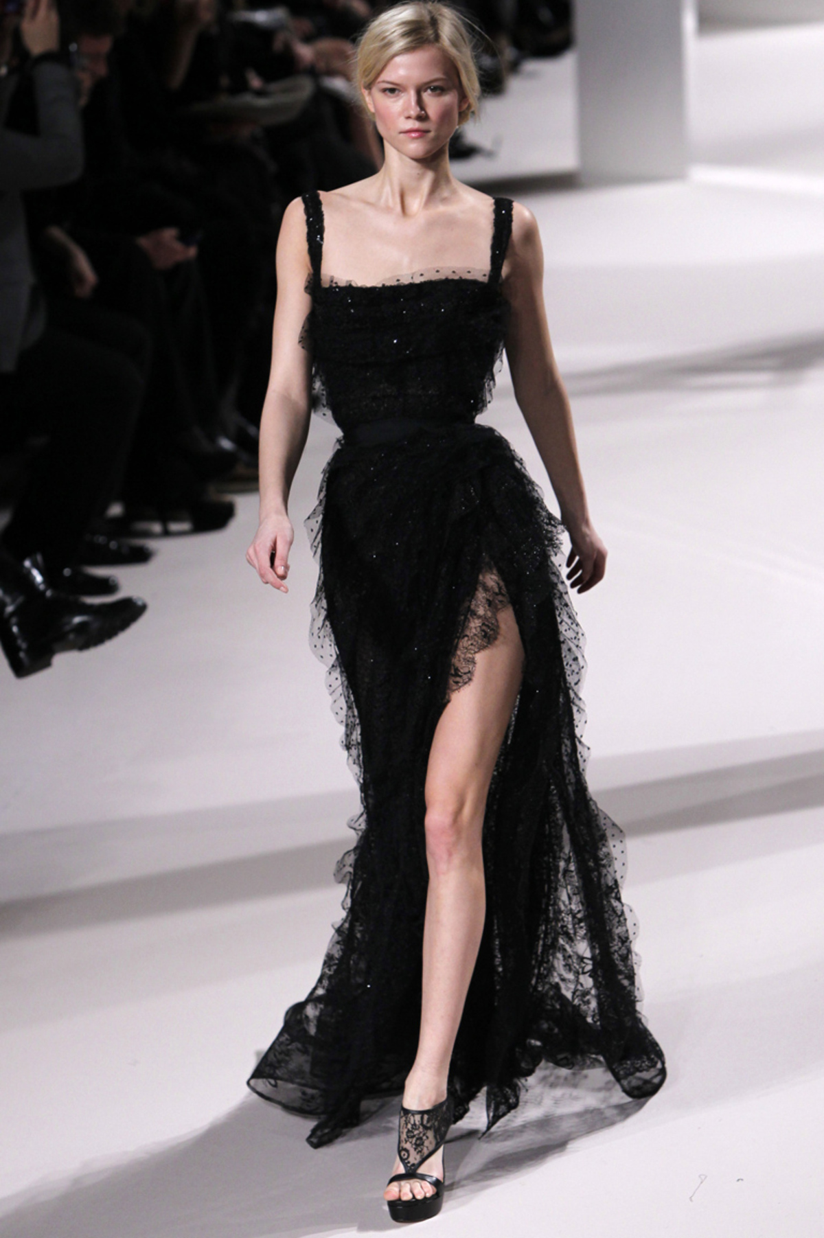 Aufwendig bestickt zeigt Eli Saab wieder makellos schöne Abendroben, die für die Ewigkeit gemacht sind.