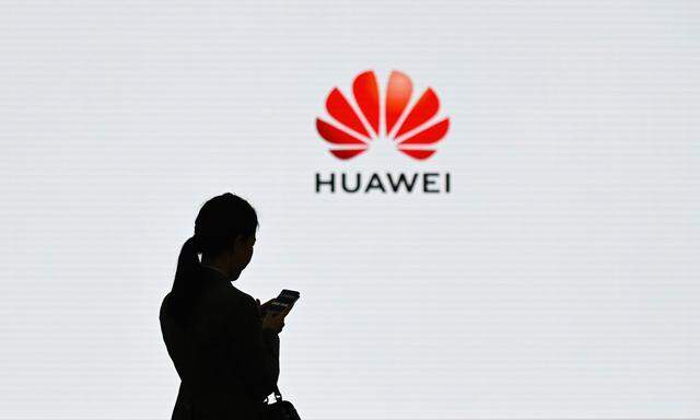 Smartphones des chinesischen Elektronikkonzerns Huawei dürften durch den Technologie-Bann der US-Regierung in ihrer Nutzbarkeit stark eingeschränkt werden.
