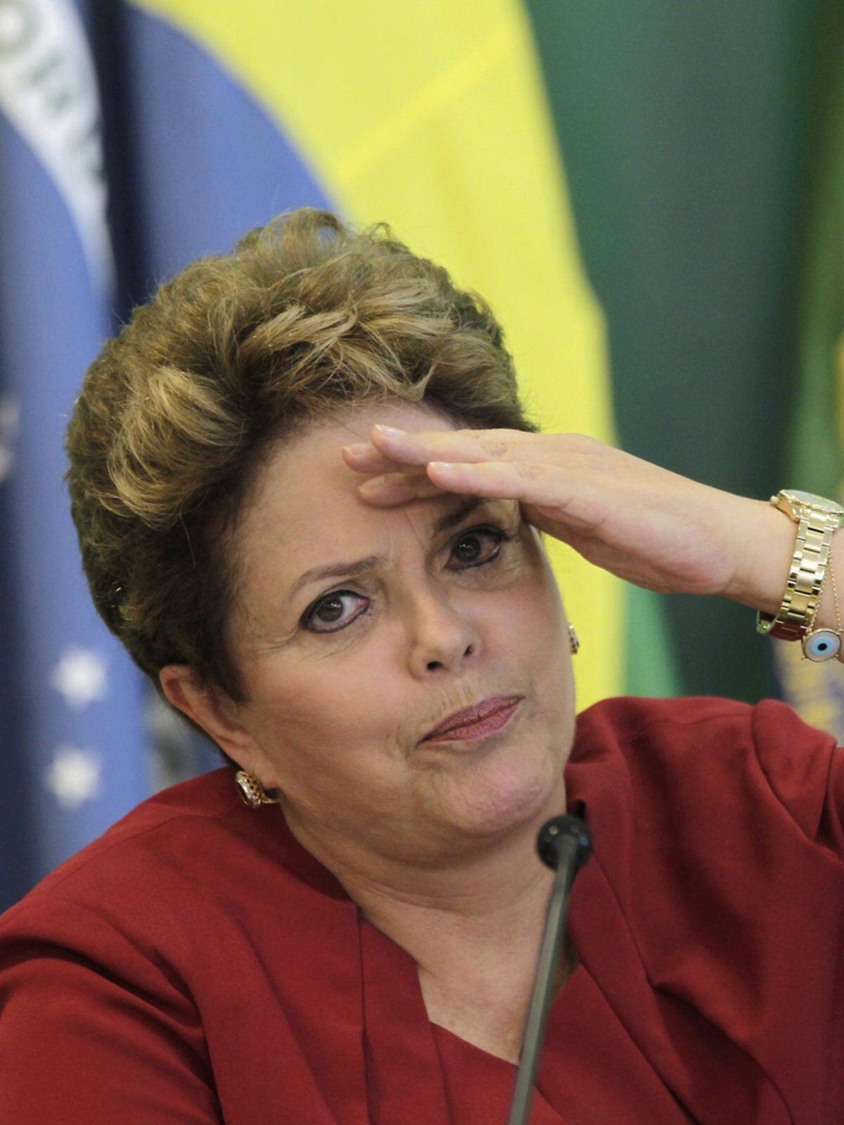 Seit 2011 steht Dilma Rousseff an der Spitze des größten Lands des Kontinents. Die charismatische Ex-Guerillera sieht die Armutsbekämpfung als ein Hauptziel an. Das Programm "Brasilien ohne Elend" der 65-Jährigen soll gut 16 Millionen Menschen aus der Misere holen. 2012 stieg der Mindestlohn auf umgerechnet 256 Euro monatlich.