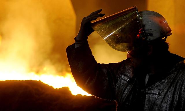 Der Stahlarbeiter steht symbolisch für die exportorientierte Industrie. Und deren Wettbewerbsfähigkeit sinkt derzeit spürbar.  