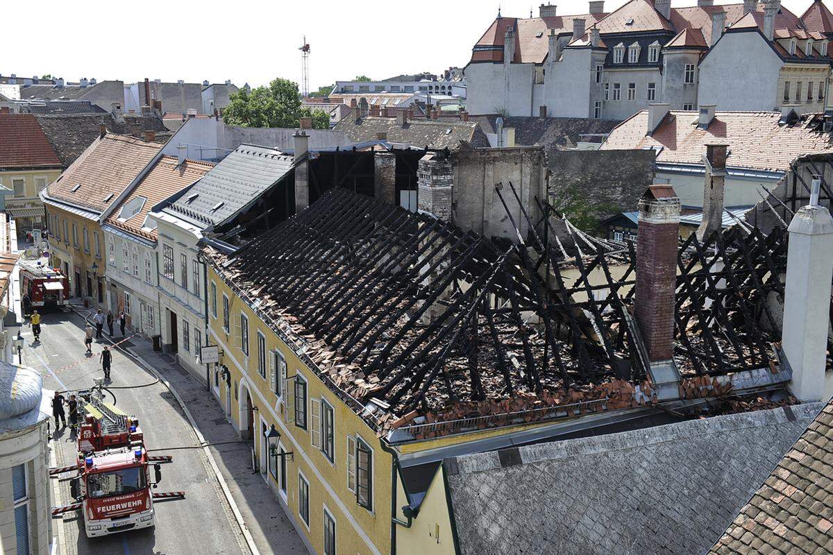 Vier Dachstühle wurden in der Nacht auf Montag in Baden bei Wien ein Raub der Flammen.