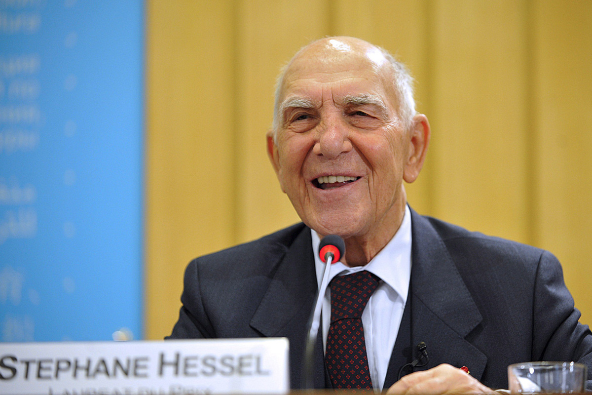 Stéphane Hessel kämpfte im französischen Widerstand gegen die Nazis an, wurde gefangen und 1944 in das KZ-Buchenwald deportiert. Er konnte flüchten und schloss sich US-Truppen an. Nach dem Mai 1945 startete Hessel eine Karriere als Diplomat bei den Vereinten Nationen.