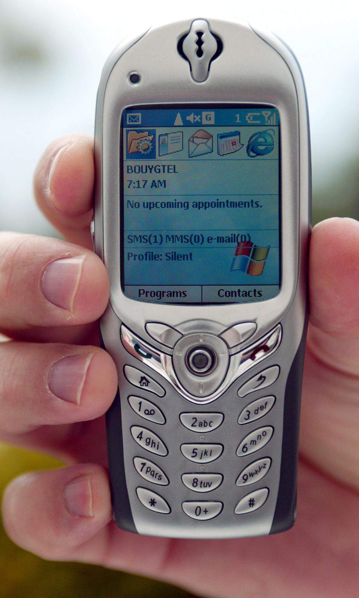 Dabei sind viele Hersteller nicht mehr auf dem Markt vertreten, oder gar von der Konkurrenz geschluckt worden. Auf dem Bild zu sehen ist das Handy von Microsoft und T-Mobile. Die Highlights dieses Geräts aus 2003 waren E-Mails und Web-Zugriff - damals noch WAP (Wireless Application Protocol).