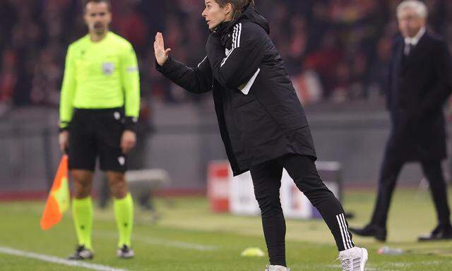 Coaching-Zone nebst Carlo Ancelotti: Marie-Louise Eta muss Union Berlin durch stürmische Zeiten dirigieren.