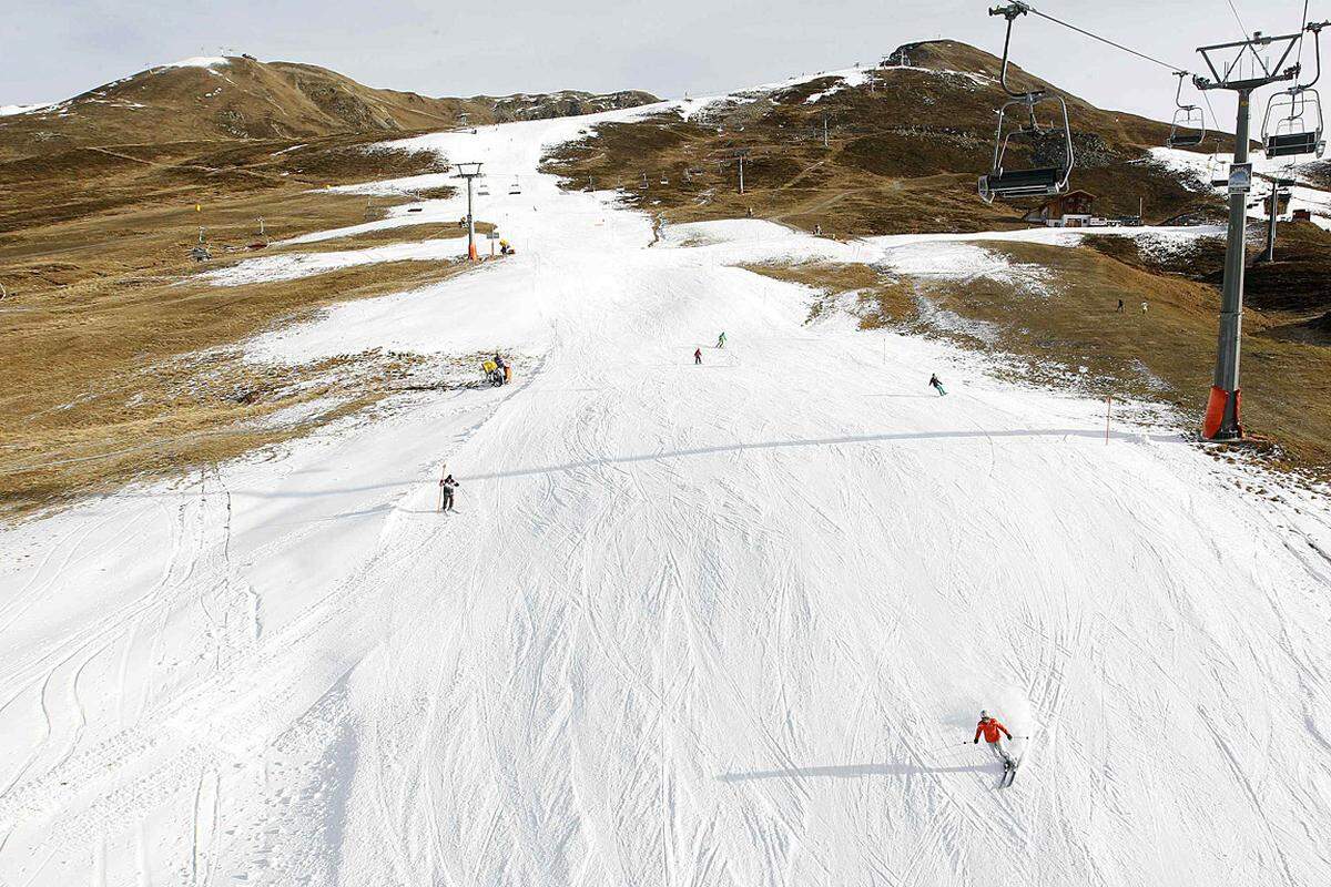 Ein schnelles Ende des bangen Wartens auf den Wintereinbruch ist nicht in Sicht. Die Meteorologen erwarten auch in dieser Woche keine ergiebigen Niederschläge. In Davos (Schweiz) können sich die Skifahrer wenigstens an einem Kunstschneeband "erfreuen". 