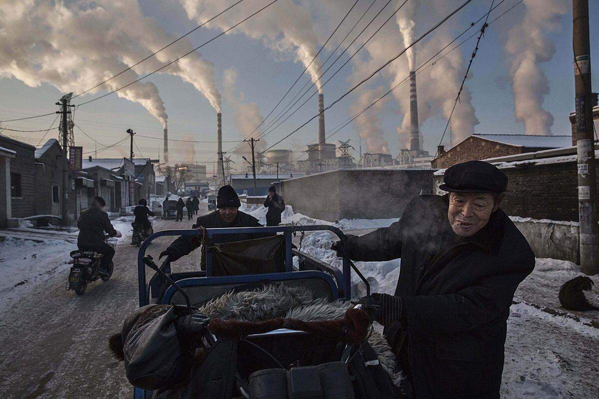 Kevin Frayer, Canada, 2015, für Getty Images, China's Coal Addiction Auch der Fotograf Kevin Frayer wurde doppelt ausgezeichnet: Neben seinen Fotos aus Tibet auch mit der Serie "Chinas Sucht nach Kohle: Ein chinesischer Mann mit seinem Moped in Shanxi, China.