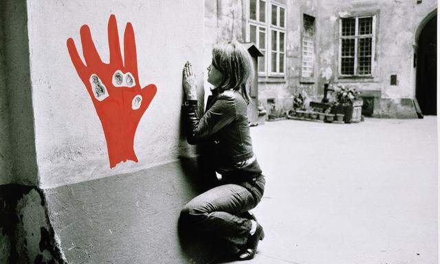 „Konfiguration mit Roter Hand“ von Valie Export ist bis 24. Februar im Rahmen der Ausstellung „Body Configurations“ in der Galerie Thaddaeus Ropac in Paris zu sehen.