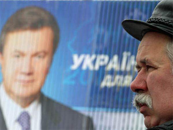 Von seinen Gegnern und dem Westen wird Janukowitsch als Apparatschik, Stellvertreter Moskaus und Wahlfälscher geschmäht. Bei seinen Wählern gilt der 59-jährige Zwei-Meter-Mann allerdings als Garant für politische Stabilität und wirtschaftliches Wachstum.