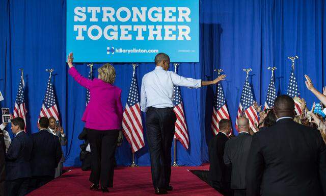 Seite an Seite im Wahlkampf in Charlotte, North Carolina: Hillary Clinton und ihr einstiger Rivale Barack Obama. Der Präsident pries seine Ex-Außenministerin als die bestqualifizierte Kandidatin, die je für das Präsidentenamt angetreten ist.