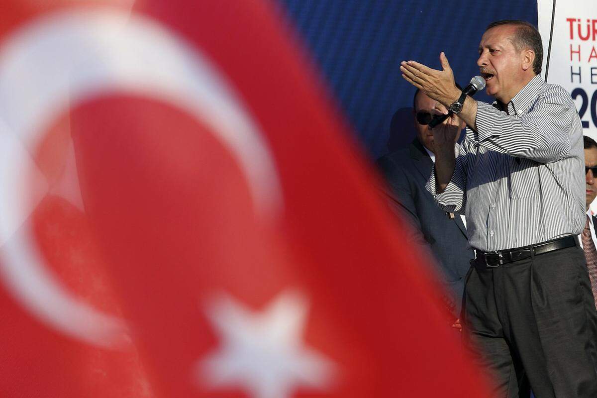 Erdogan will in der neuen Legislaturperiode die Verfassung ändern. Er soll die Einführung eines Präsidialsystems nach US-Vorbild planen - mit ihm selbst als Präsidenten. Da er die Zwei-Drittel-Mehrheit verfehlte, muss er sich aber nun mit den anderen Parteien einigen.