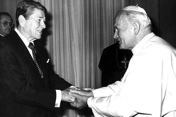 Er empfängt den damaligen US-Präsidenten Ronald Reagan und seine Frau Nancy im Vatikan. Zwei Jahre später nehmen die USA und der Vatikan nach 117 Jahren wieder diplomatische Beziehungen auf.
