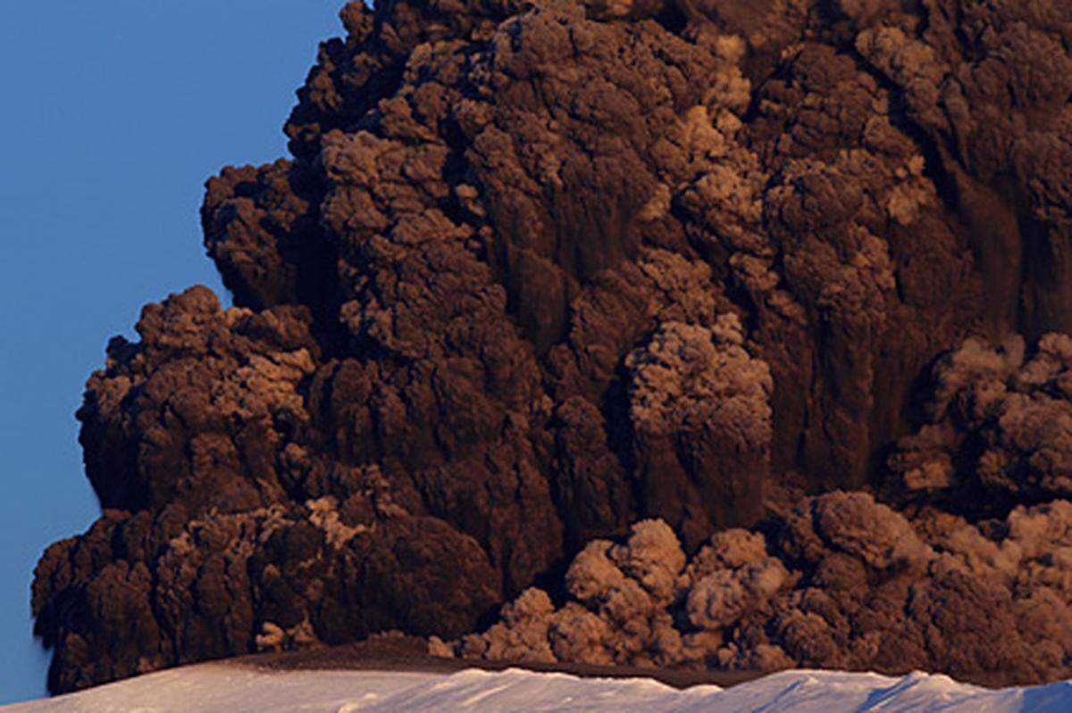 Die bisher größte Tragödie auf der Insel war der Ausbruch des Vulkans Laki im Jahr 1783, in dessen Folge fast ein Viertel der Bevölkerung an giftigen Rauchwolken und einer anschließenden Hungersnot starben. Aber auch die Eruptionen am Eyjafjallajökull bergen Gefahren.