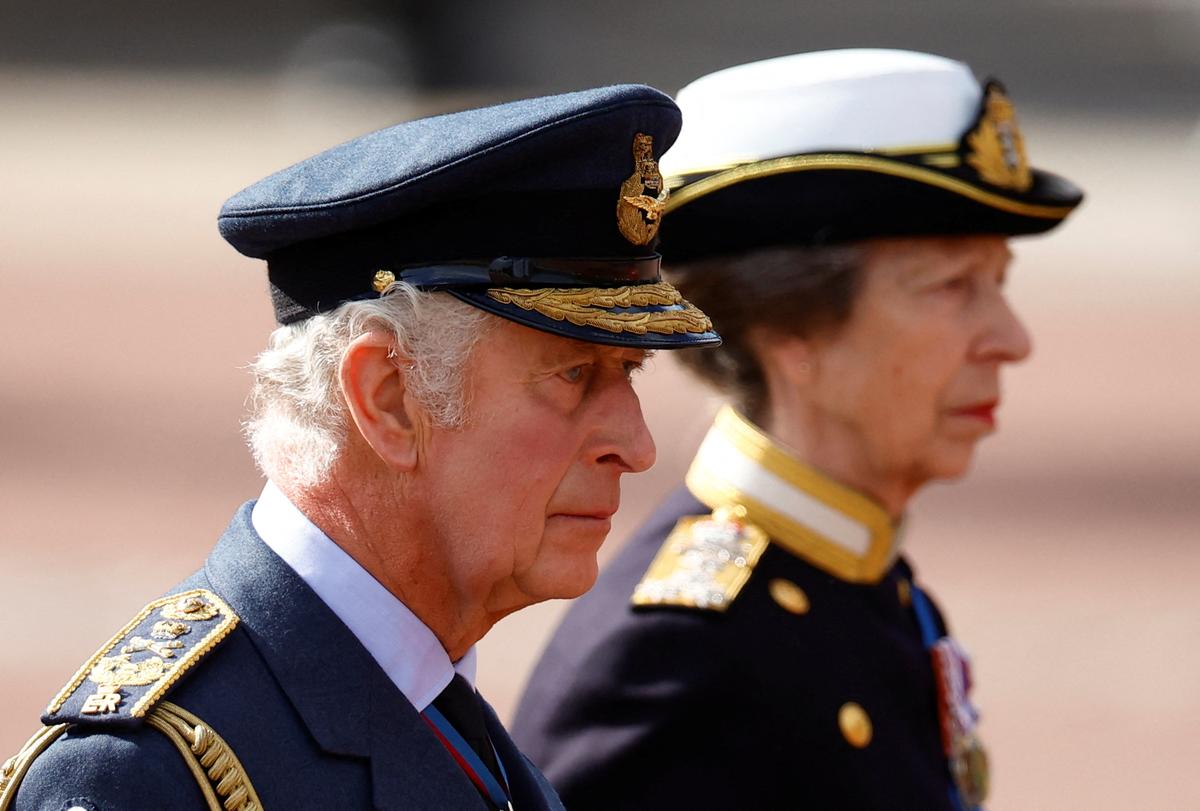 König Charles und Prinzessin Anne begleiten den Sarg zu Fuß.