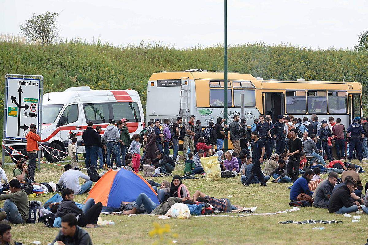 Die Flüchtlinge wurden von Ungarn mit Bussen in Grenznähe gebracht, dann gingen sie zu Fuß über die Grenze und wurden dort von der Polizei in Empfang genommen und versorgt.