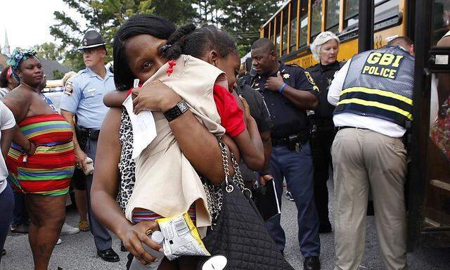 Mütter können ihre Töchter unverletzt in die Arme nehmen. Die Schießerei an der Schule in Atlanta verletzten niemanden.