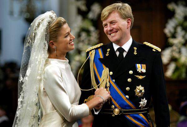 Königin Maxima der Niederlande ist die Tochter des 2017 verstorbenen argentinischen Politikers Jorge Zorreguieta. Sie studierte Wirtschaftswissenschaften und arbeitete für diverse Banken. Am 2. Februar 2002 gab sie Willem-Alexander in Amsterdam das Ja-Wort.