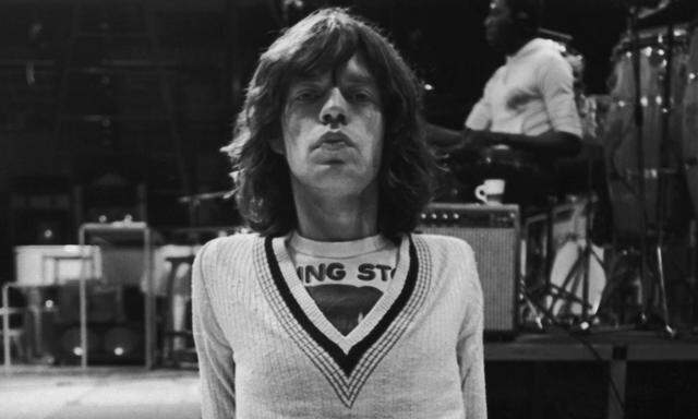 „If I could stick my pen in my heart, spill it all over the stage, would it satisfy you?“, sang er in „It‘s Only Rock‘n‘Roll“: Mick Jagger vor einem Konzert der Rolling Stones in Großbritannien 1975.