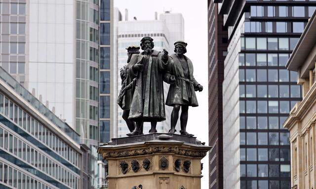 Diese Herren wirken antiquiert, aber das täuscht: das Gutenberg-Denkmal in Frankfurt.  