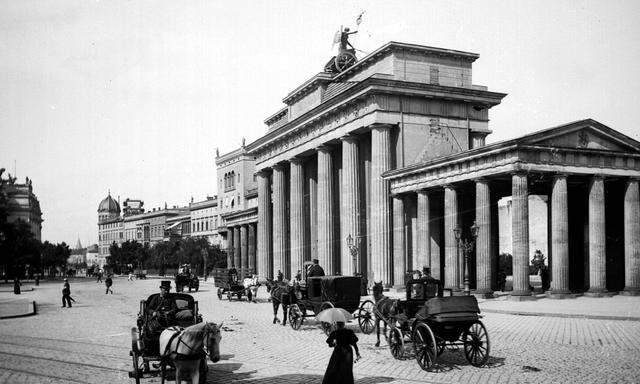 Das Brandenburger Tor in Berlin um 1870.