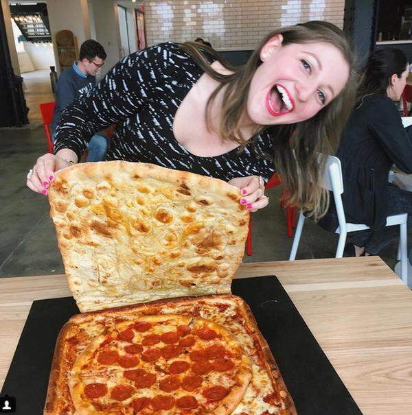 Umgerechnet etwa 35 Euro kostet die Pizza mit Schachtel, die Gäste scheinen von dem neuen Konzept begeistert zu sein.
