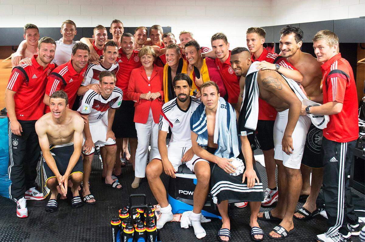 Deutschland spielt, siegt - und posiert für ein Kabinenbild mit Kanzlerin Angela Merkel. Die DFB-Auswahl schlägt Portugal mit 4:0.