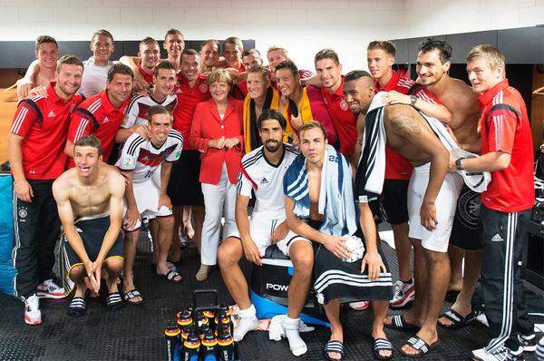 Deutschland spielt, siegt - und posiert für ein Kabinenbild mit Kanzlerin Angela Merkel. Die DFB-Auswahl schlägt Portugal mit 4:0.
