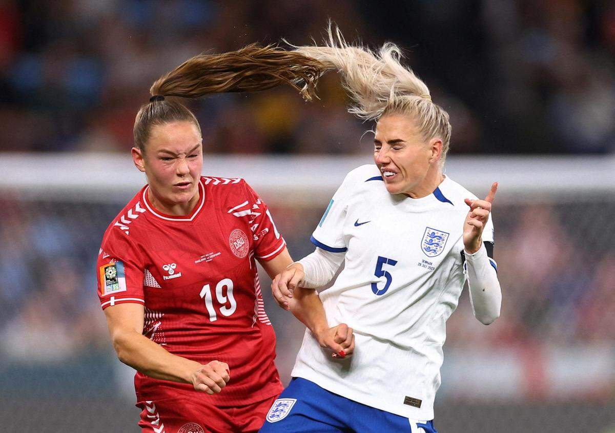 28. Juli. Englands Alex Greenwood in Aktion mit Dänemarks Janni Thomsen beim Gruppenduell der Gruppe D der Fußball-WM der Frauen in Sydney.