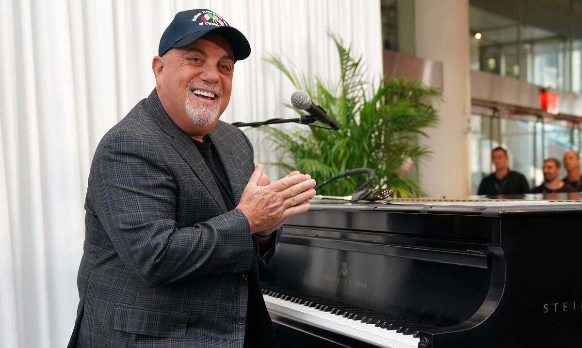 Mit 29,2 Millionen Dollar folgt auf Lady Gaga der US-Amerikaner Billy Joel - einer der erfolgreichsten Singer-Songwriter der Welt steht noch immer hoch im Kurs. 1973 veröffentlichte er das Album "Piano Man". Der gleichnamige Titelsong handelt von seiner eigenen Erfahrung als Barmusiker und brachte ihm bald den Spitznamen "Piano Man" ein.
