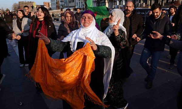 Tanzende Anhänger von Abdullah Öcalan in Istanbul. 