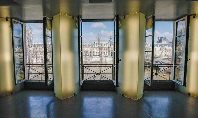 Ein Teil des Wohnzimmers - mit Blick auf das Louvre-Museum - der futuristischen 260 m2 großen Dreizimmerwohnung mit einem 50 m2 großen Ankleidezimmer, die dem im Februar 2019 verstorbenen deutschen Modedesigner Karl Lagerfeld gehörte. 