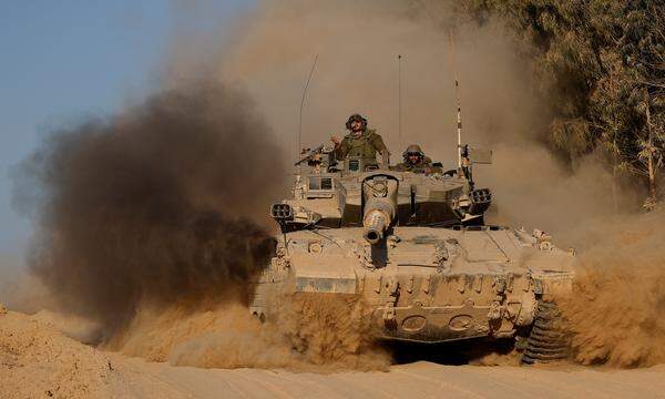 Ein israelischer Panzer nahe der Grenze zwischen Israel und Gaza