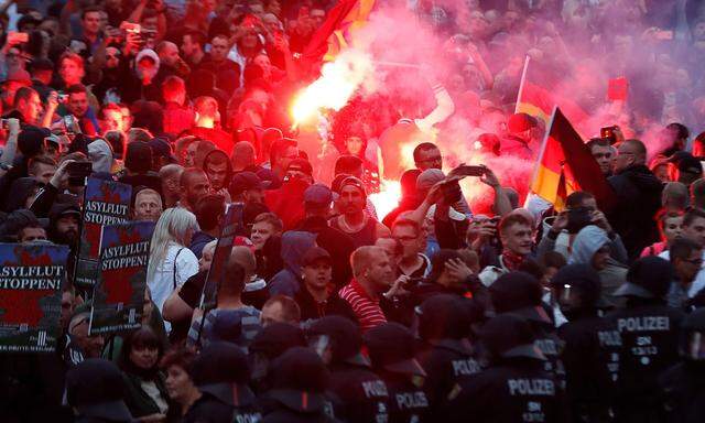 Die Polizei hatte in Chemnitz Mühe, die Lage bei den Protesten unter Kontrolle zu halten.